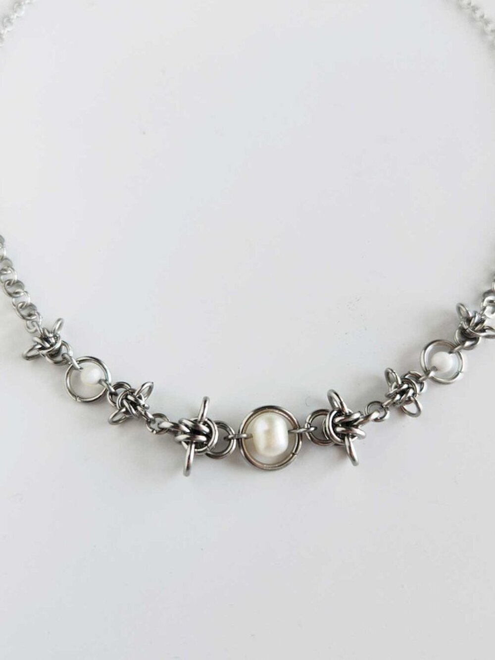 Vintage silver and white pearl choker necklace with a small silver chain - Picture 11 of 14